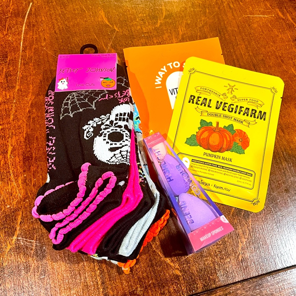 🎃🕷️Halloween bundle🎃🕷️ Betsy Johnson socks, face mask